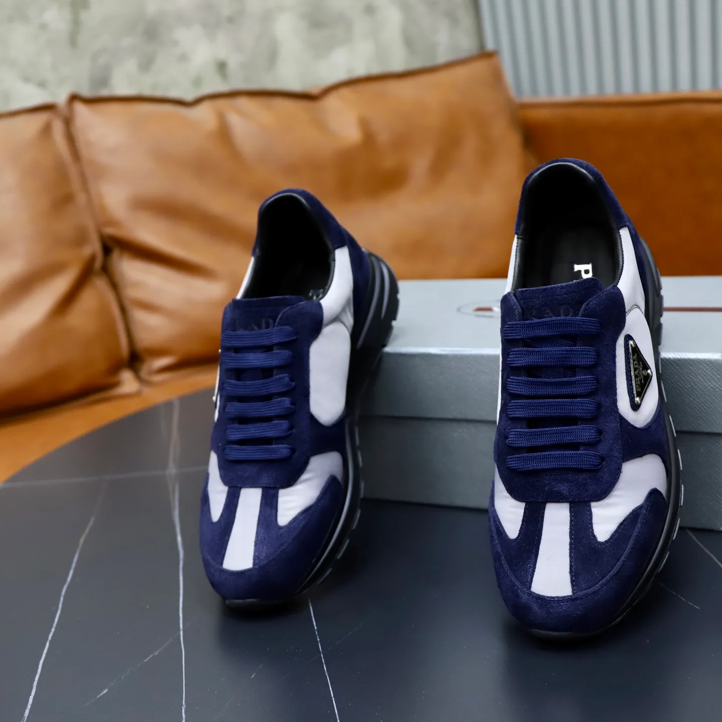 Factory price: 600💰Cow leather lining Brand: PRADA (Prada) Standard code: Men's size 38/44 (45 can be customized) Grade: Same as the official website Material: Original cowhide splicing imported cowhide lining Original combination two-color wear-resistant soft outsole Style category: Leisure and sports version Young fashion European and American trend British style Color: Real picture color